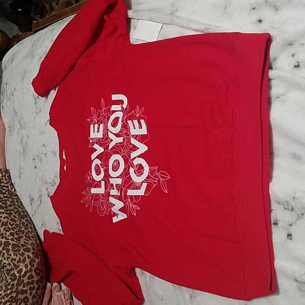 5 for $20  Wound up sweatshirt sizeS 3/5